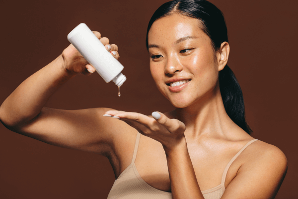 日本製の化粧品を使用する女性